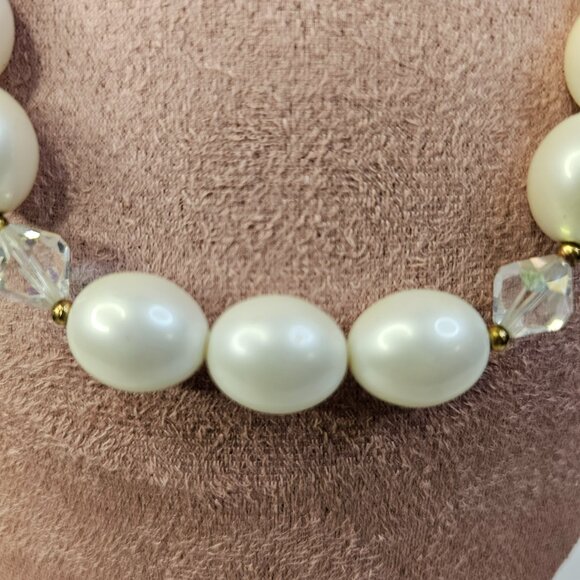 Lisner White Faux Pearl Necklace Round Bead Hook Close - Picture 2 of 6